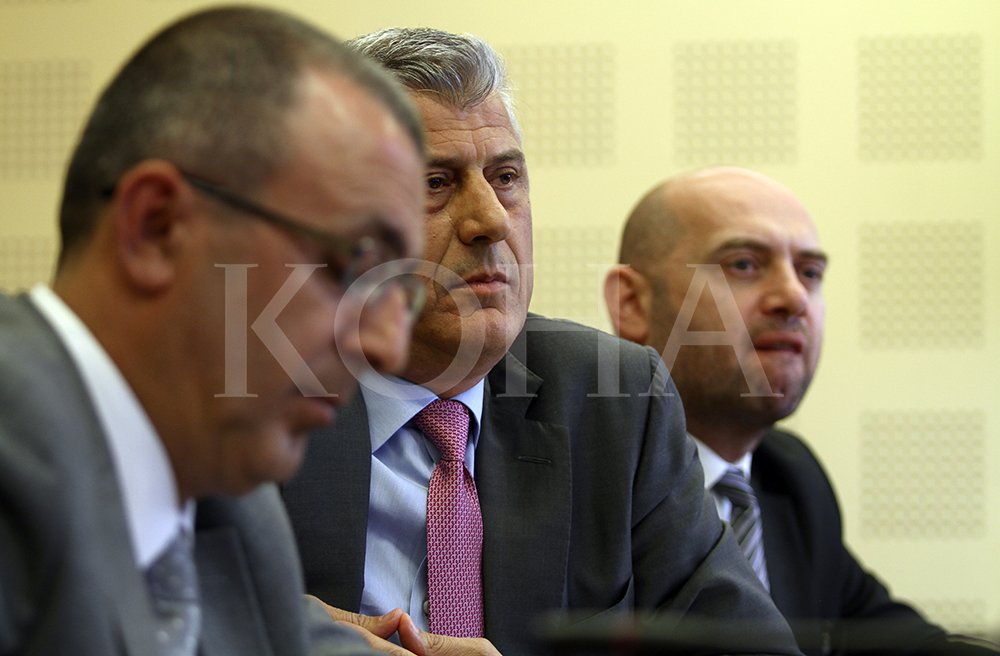 Spektakli i Thaçit në Komision, s’përgjigjet në asnjë pyetje e përplaset me ofendime me opozitën