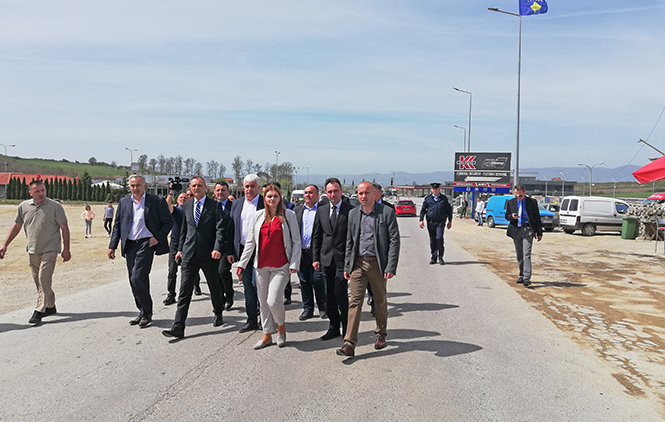 Petroviq në pjesën serbe të Merdarit: Nuk punojmë kundër Serbisë, të reagojë bashkësia ndërkombëtare
