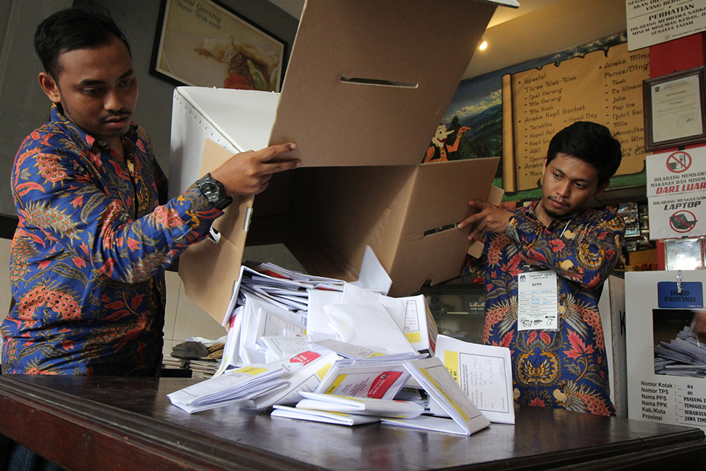 Indonezi: Numëruan fletëvotimet me dorë, vdiqën mbi 270 anëtarë të Këshillave zgjedhorë