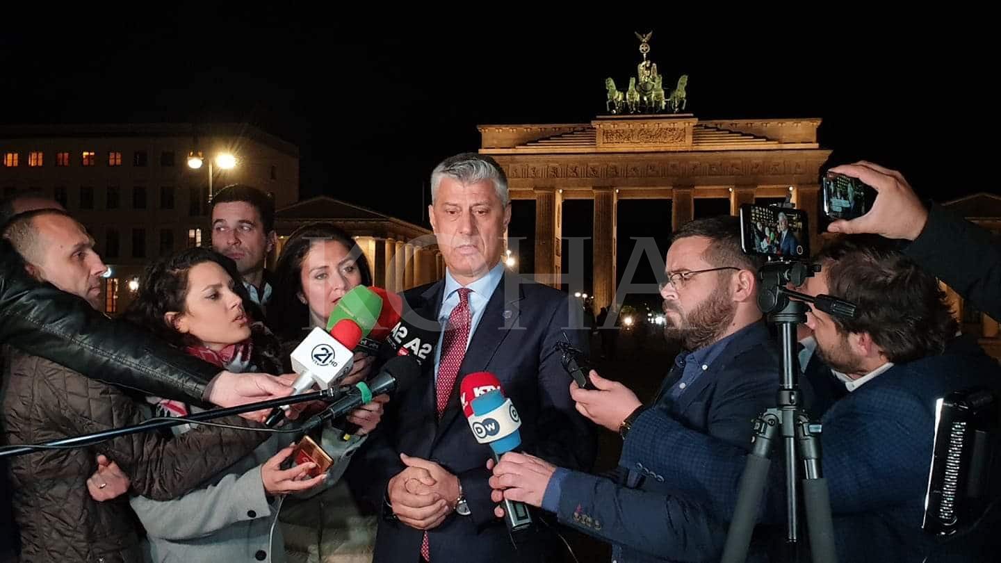 Në Berlin, Thaçi paradite e kishte mbrojtur taksën, pasdite kishte kërkuar që ajo të hiqet