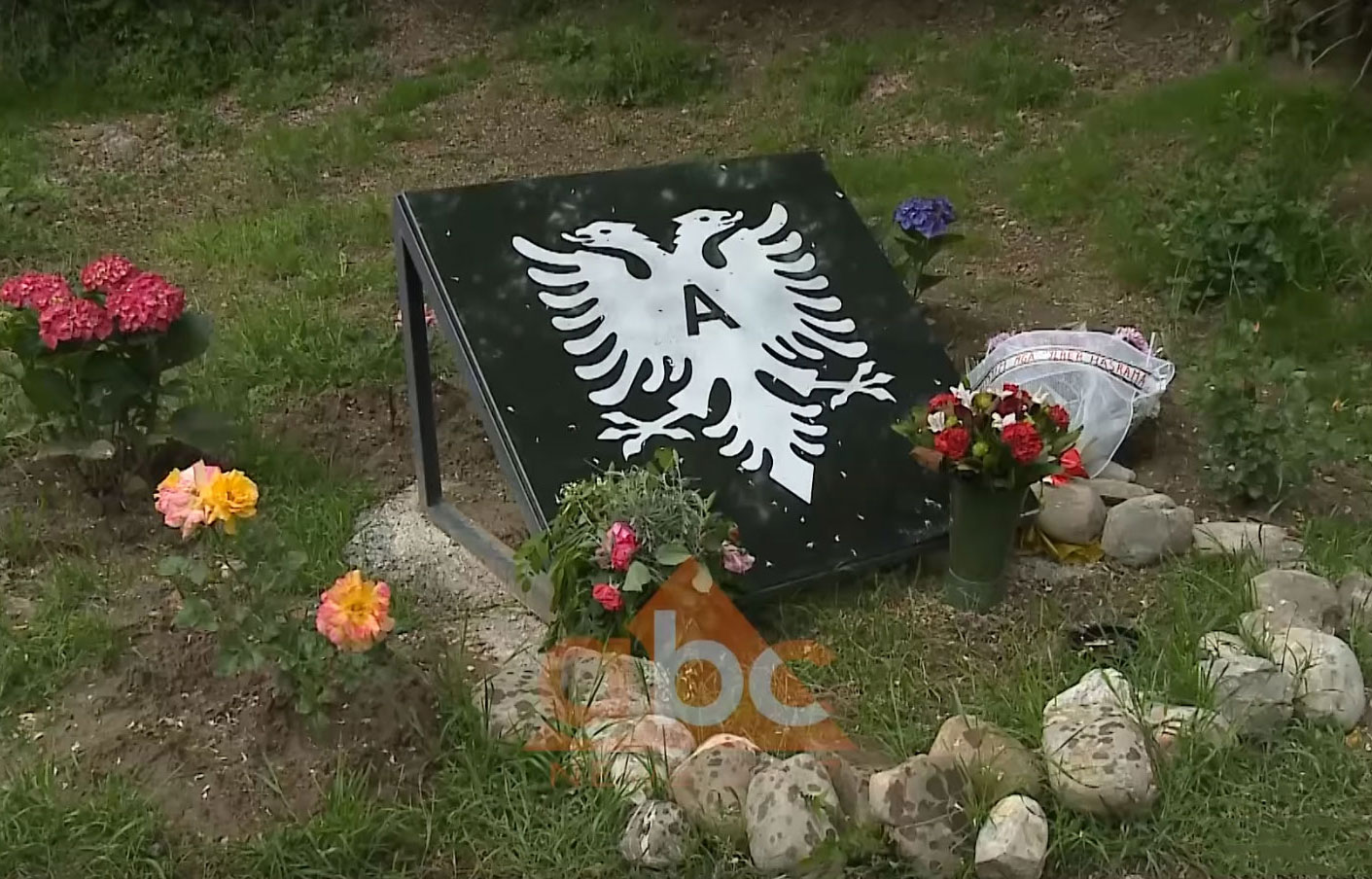 Pllakatë me shqiponjë në vendin ku u vra Admir Murataj, njëri nga grabitësit në aeroportin e Rinasit