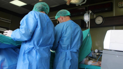 Për herë të parë në Kosovë një pacientit në QKUK i hiqet një cist në të dy anët e veshkës