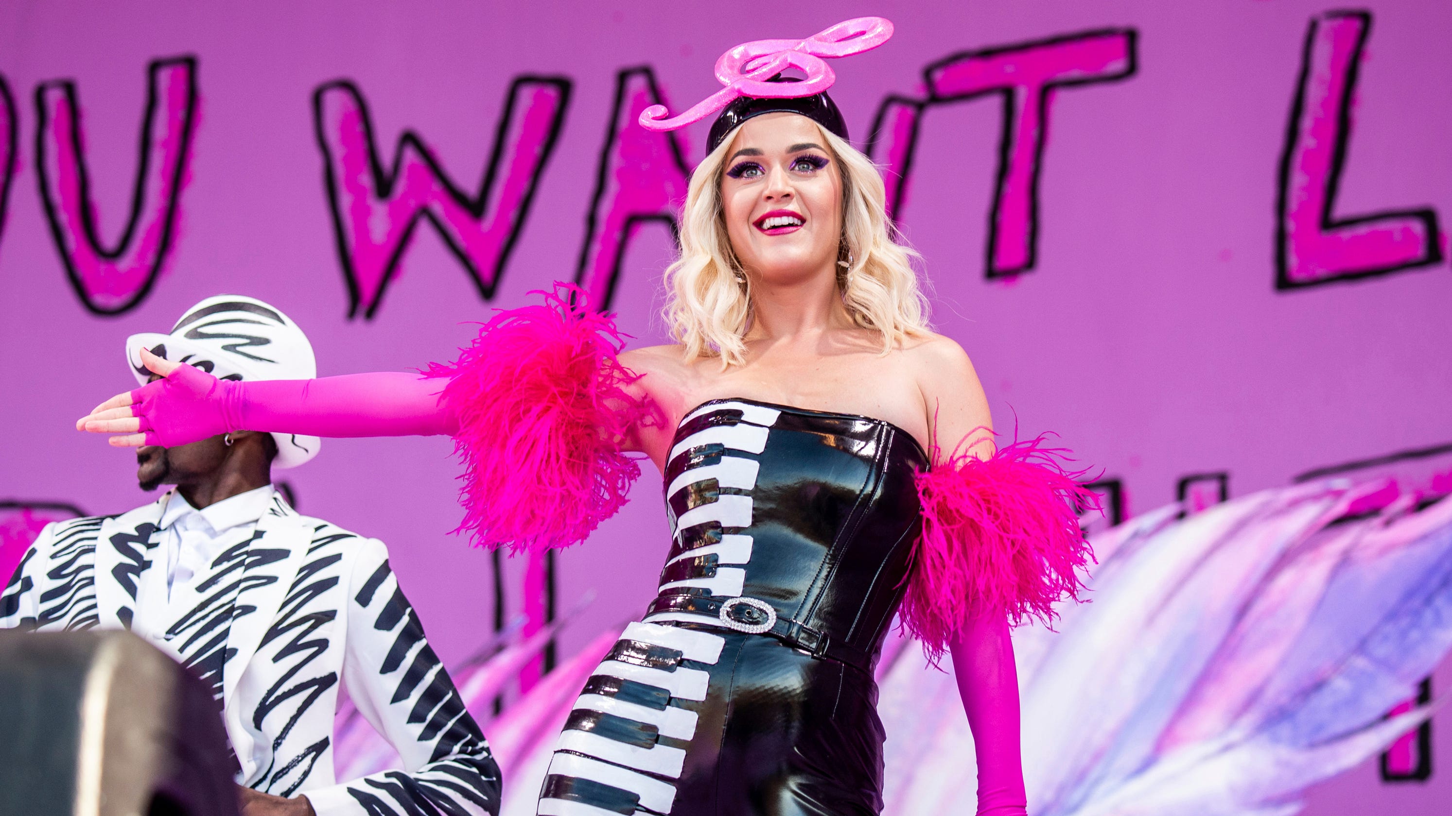 Katy Perry me ekipin duhet t’i paguajnë 2.8 milionë dollarë për “Dark Horse”