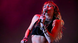 Miley Cyrus rrëfen “eksperiencën e saj” me jashtëtokësorët