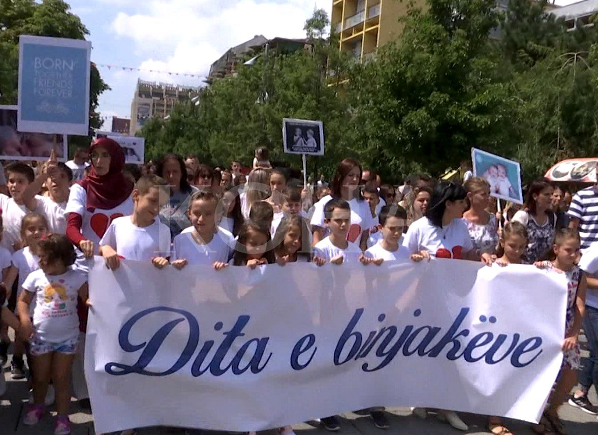 Në Kosovë kërkohet skemë e veçantë për familjet me binjakë