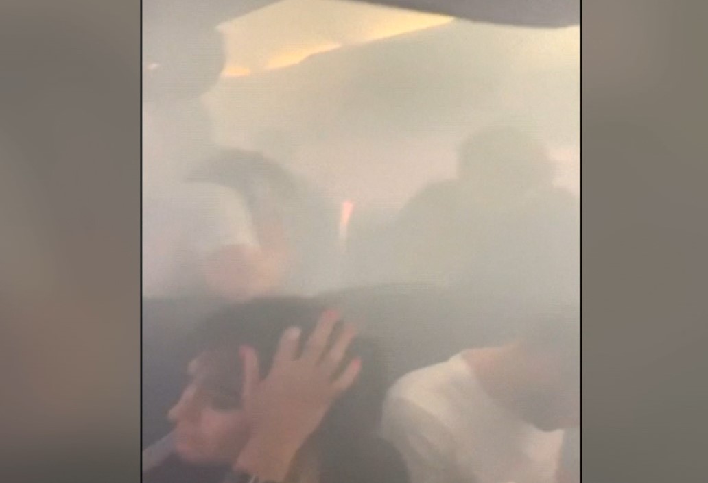 Frikë në mesin e udhëtarëve të British Airways pasi një tym i madh mbuloi kabinën
