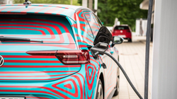 Bateri më rezistente dhe më të shpejta në mbushje për veturat elektrike