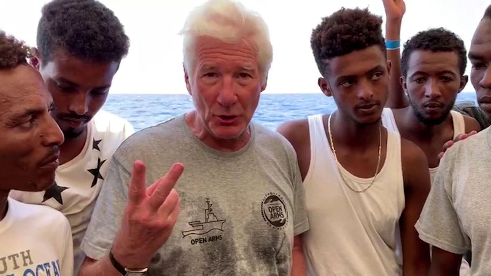 Richard Gere bashkohet me bordet e migrantëve të bllokuar në Mesdhe
