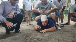 Burrat e Krushës së Madhe festojnë Kurban Bajramin me “sfera” dhe “cakërrimin e vezëve”