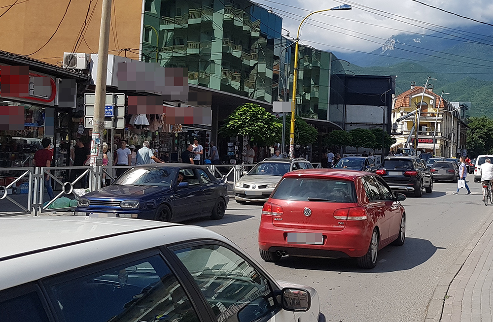 Gardhiqet nuk e eliminuan kaosin në rrugën kryesore të Pejës