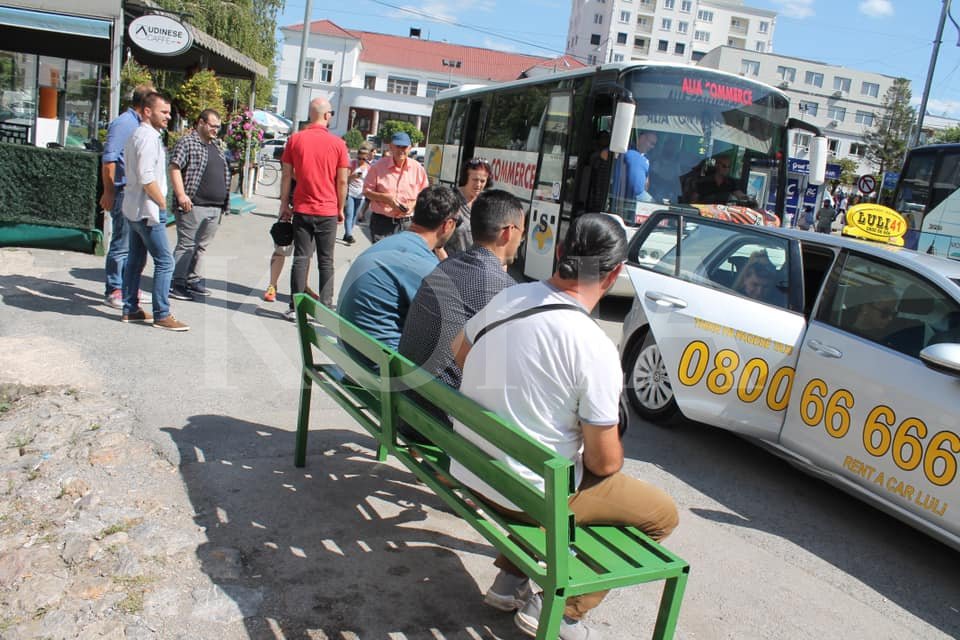 Vetëvendosje vendos stol, kritikon Komunën e Gjilanit për gjendjen e stacioneve
