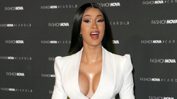 Cardi B mbulon shpinën me tatuazh