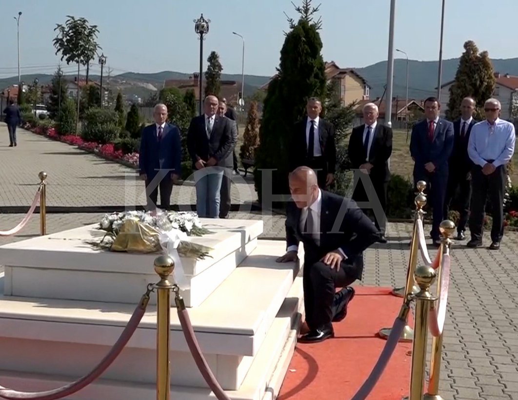 Në ditëlindjen e Nënës Terezë Haradinaj shkon te varri i Rugovës, thotë s’është fushatë