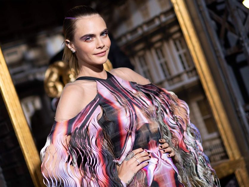 Cara Delevingne preferon të rrijë lakuriqe