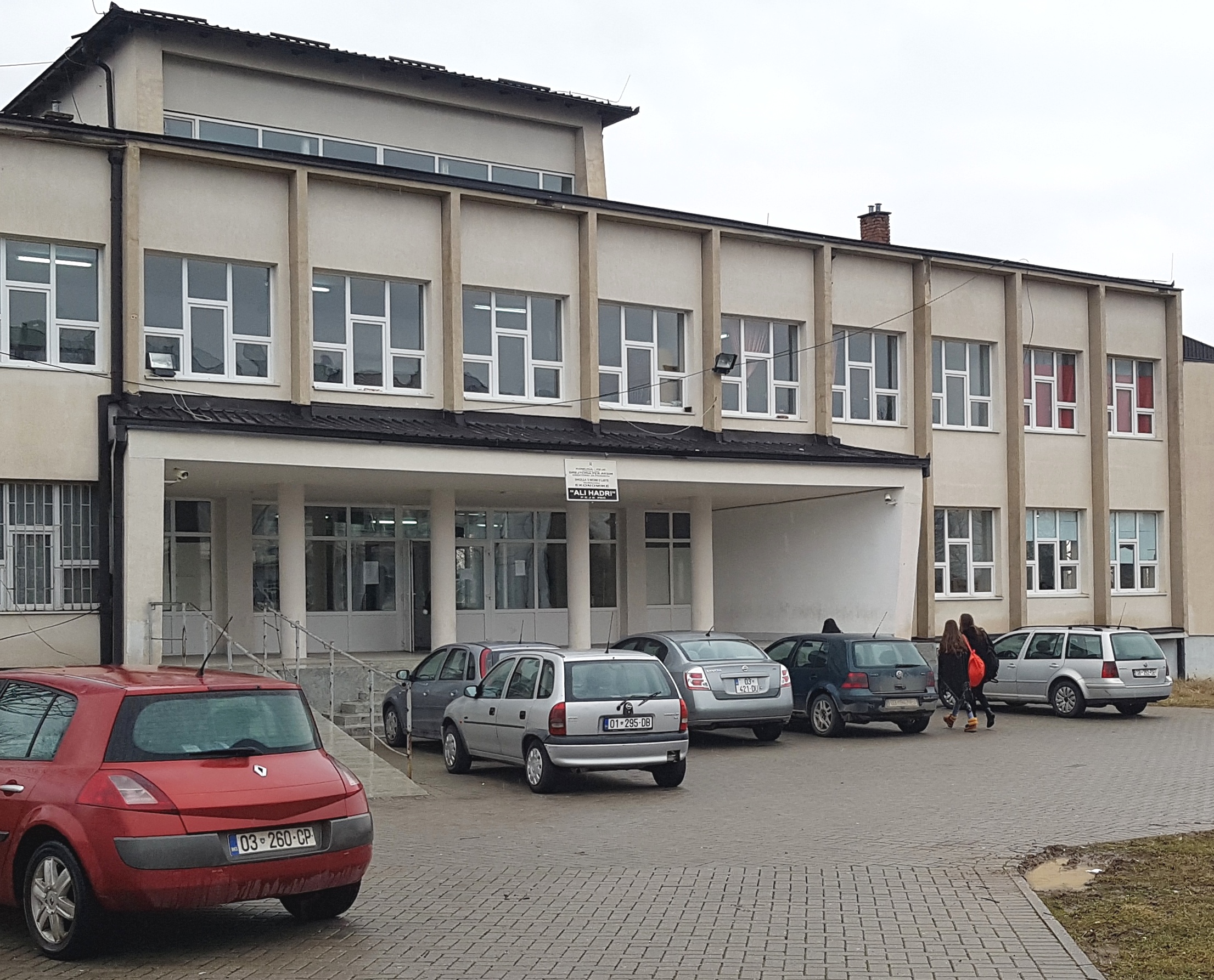 Bie ndjeshëm interesimi për shkollën ekonomike në Pejë