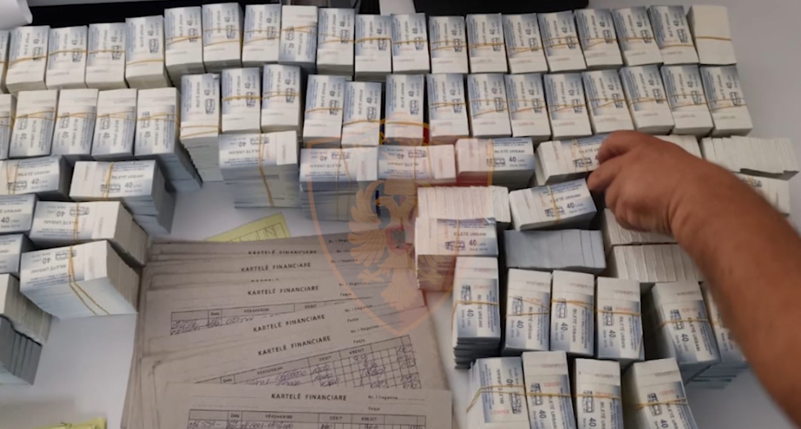 Kapen në Tiranë 150 000 bileta urbani të falsifikuara, 8 të arrestuar