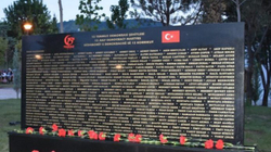 Dëmtohet memoriali turk te Parku i Liqenit në Tiranë