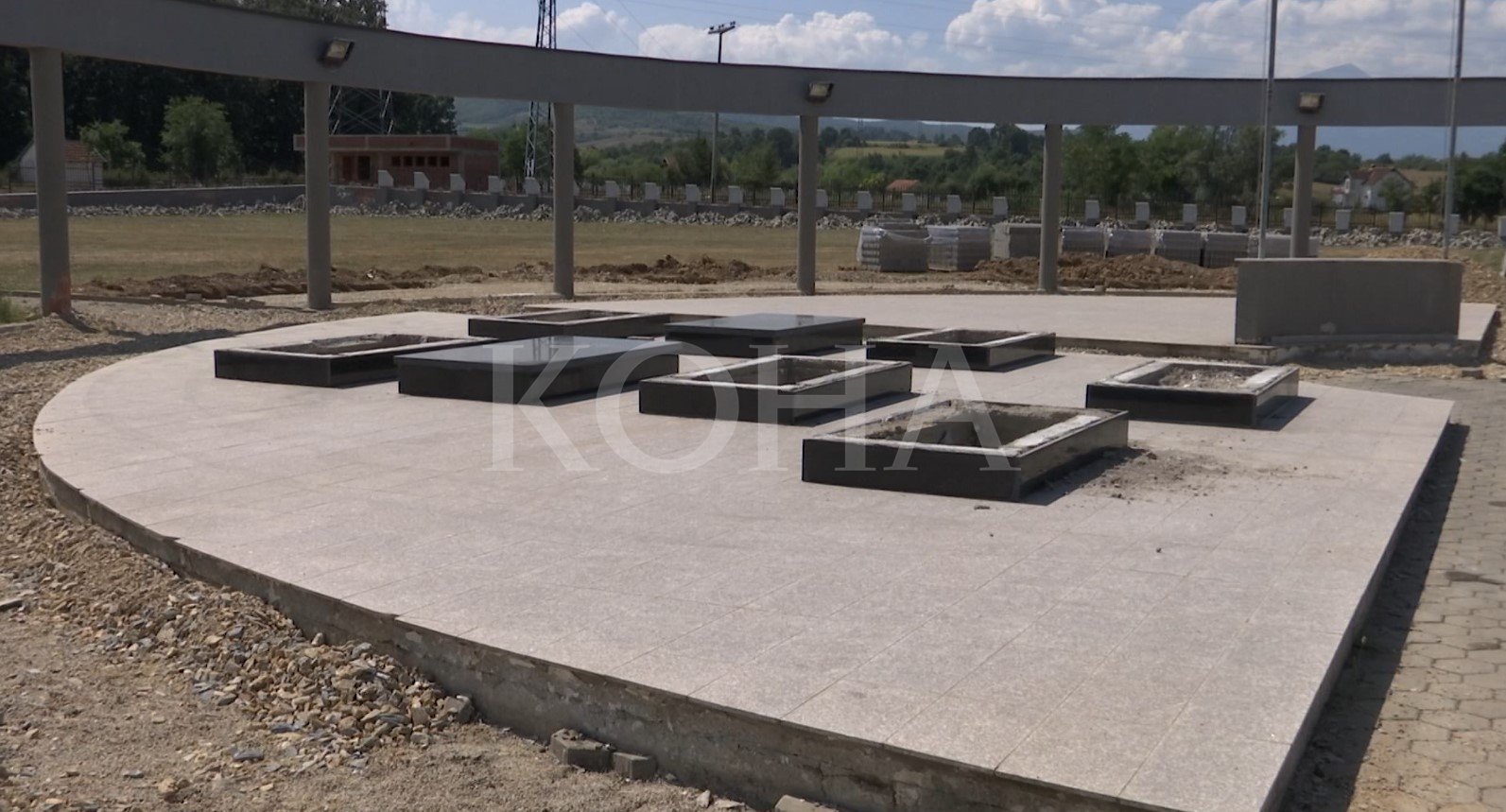 Varrezat e dëshmorëve në Viti në gjendje të mjerueshme, po bëhen riparime në memorial