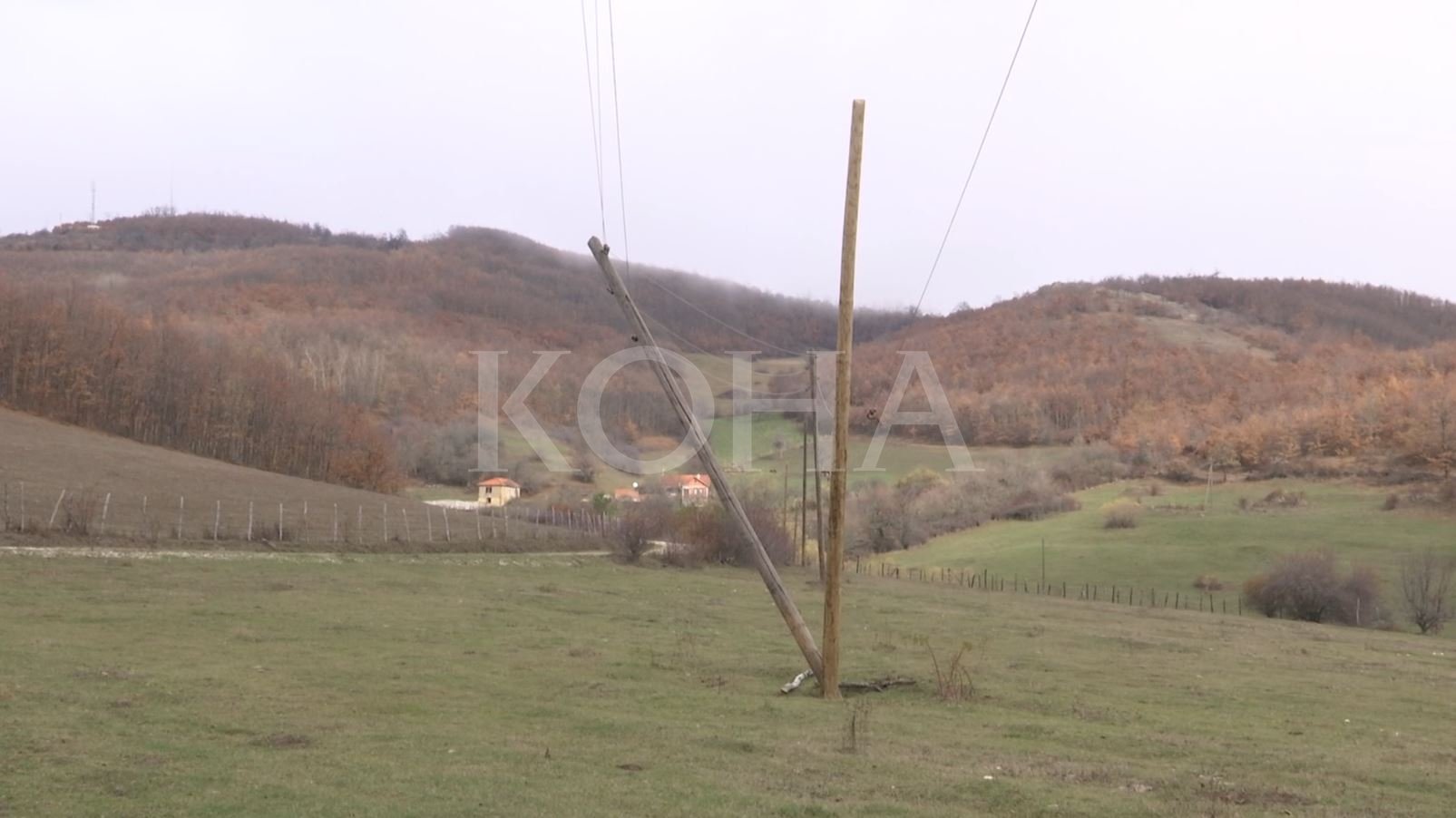 Banorët e Mramorit ndihen të rrezikuar nga shtyllat e vjetra elektrike, duan të reja