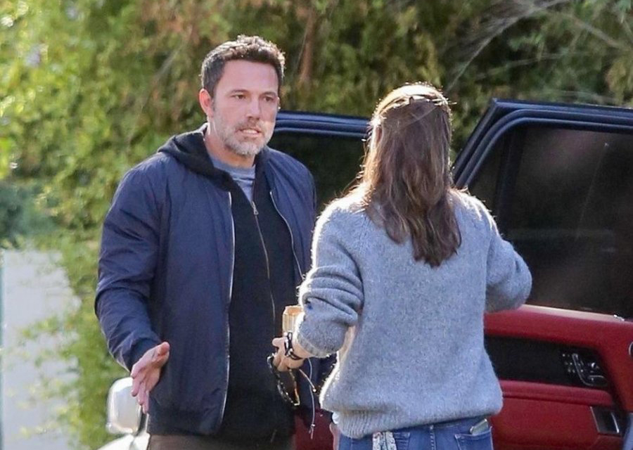 Affleck humb durimin dhe grindet në rrugë me ish-bashkëshorten