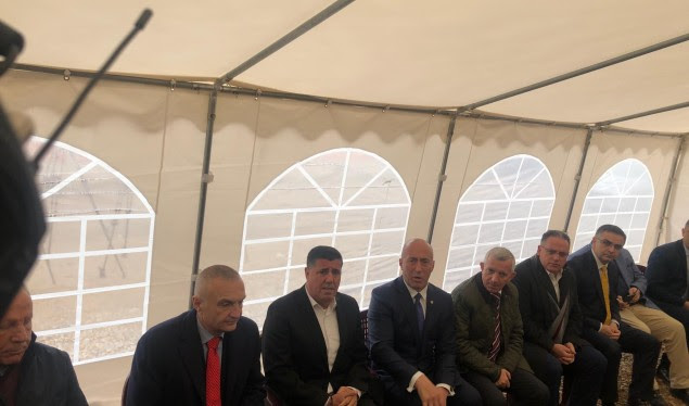 Meta viziton familjen Abazi që i vdiqën dy djem nga tërmeti në Shqipëri