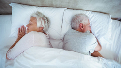 Pse kur plakeni bëhet më e vështirë të flini?