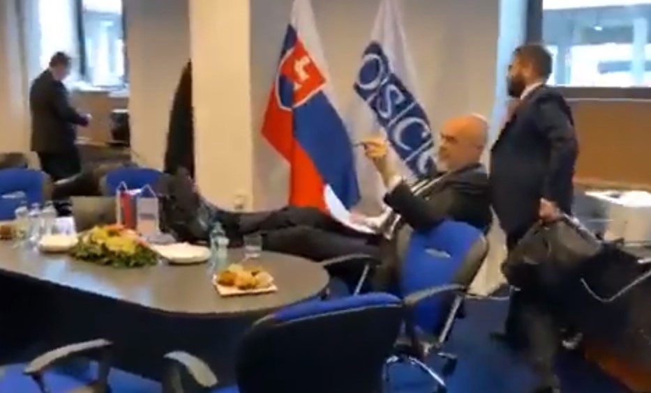 Rama me këmbë mbi tavolinë gjatë marrjes së kryesimit të OSBE-së