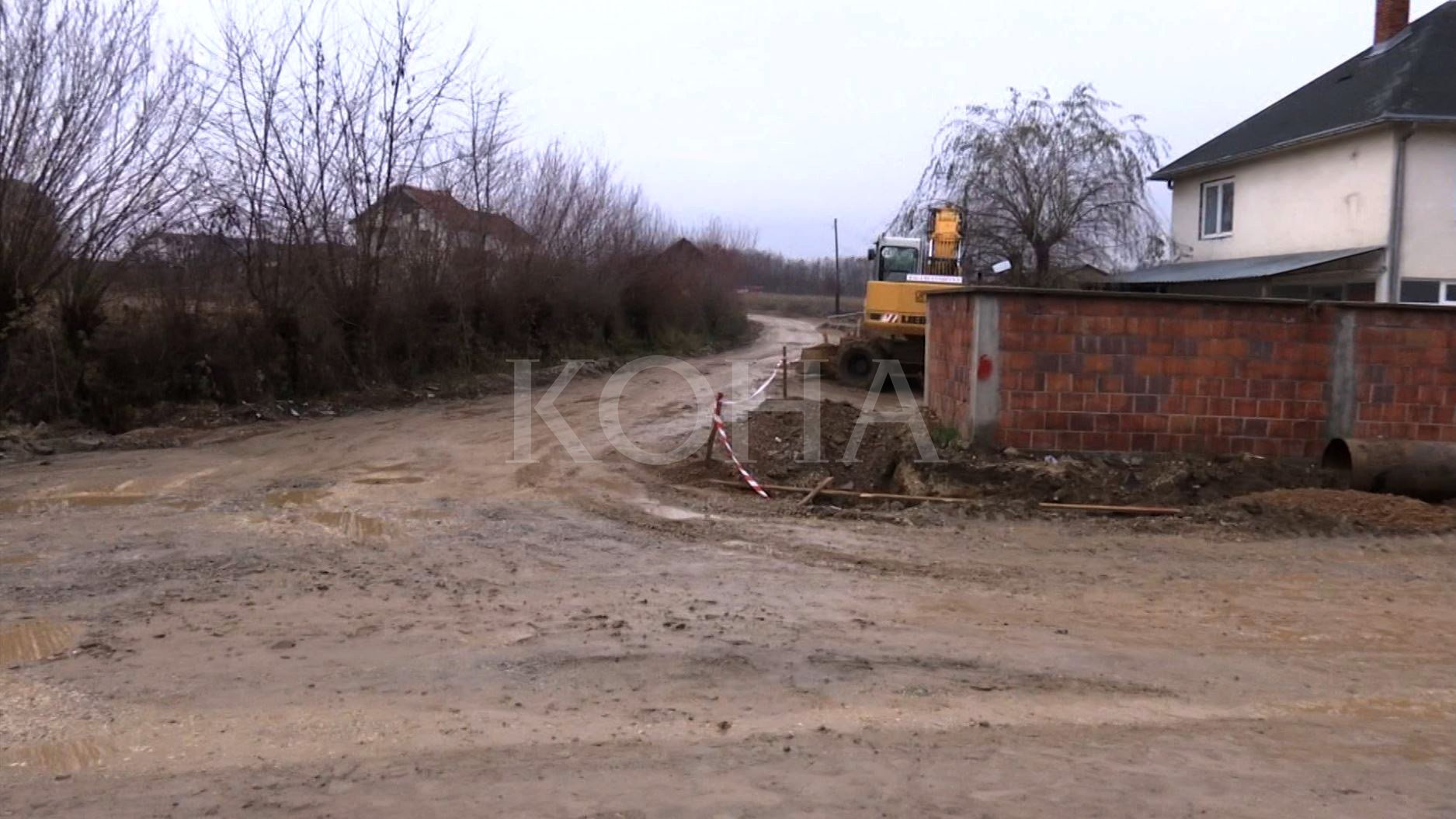 I zë dimri me rrugë të paasfaltuar, banorët e Komogllavës akuzojnë Komunën për neglizhencë