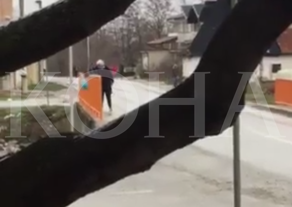 Një person incizohet duke hedhur bërllok në lumin e fshatit Muzeqinë
