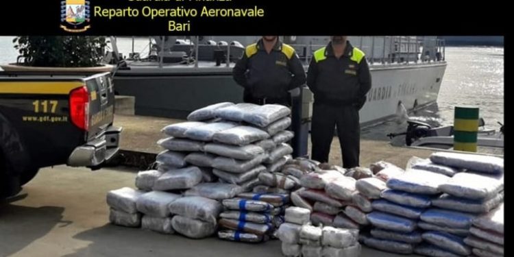 Sekuestrohet në Brindizi gomonia me 334 kg drogë, arrestohet shqiptari