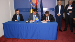 Nënshkruhen kontratat e para të projektit “Ndërtimi i rrugëve rajonale të Kosovës”