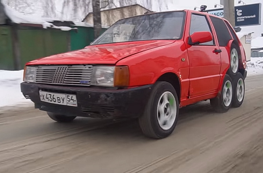 Fiat Uno with eight wheels 