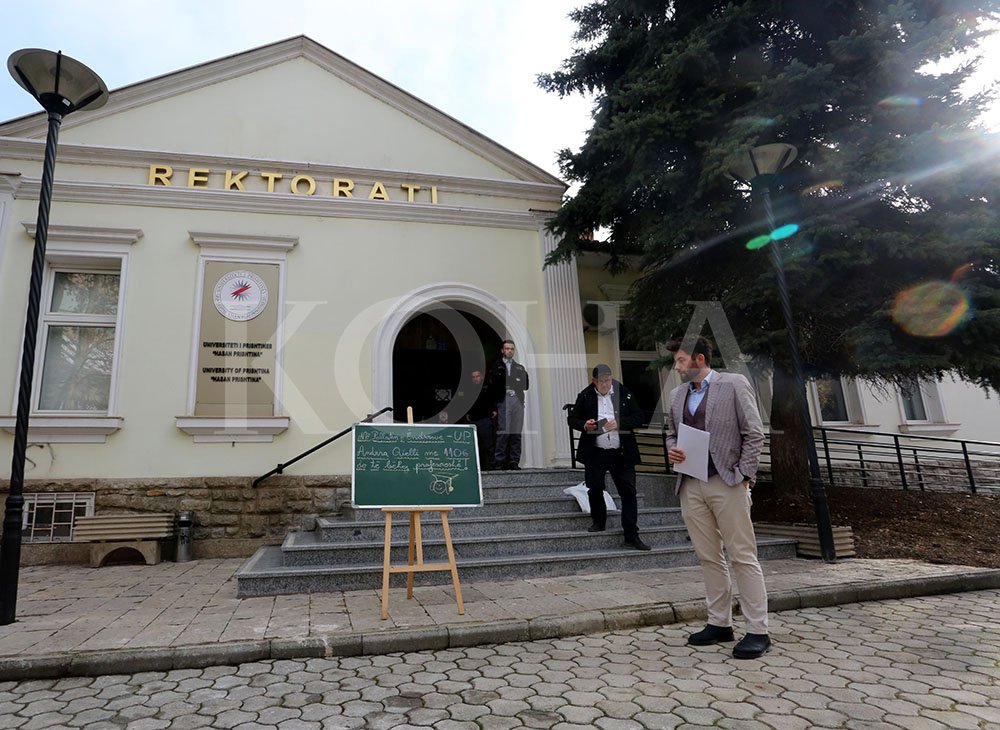 ORCA thotë se dy profesorë që duan avancimin botuan në revistë fiktive, njëri prej tyre e mohon