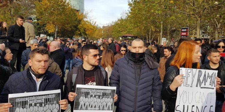 Gazetarët e Shqipërisë në protestë, ligjin “antishpifje” e quajnë ligj diktature