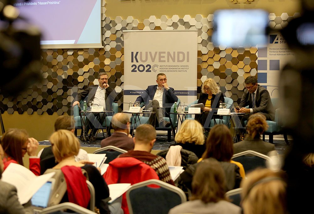 Diskutimi në KDI: Destabilitet në rajon, nëse preken kufijtë