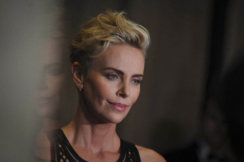 Aktorja Charlize Theron flet për momentin kur nëna e saj qëlloi babanë