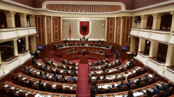 Në Shqipëri sot pritet të votohet paketa “antishpifje”, gazetarët në protestë