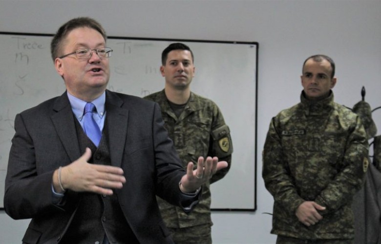 Ambasadori britanik vizitoi 25 pjesëtarët e FSK-së që po mësojnë gjuhën serbe
