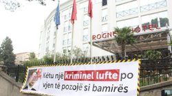 Vuçiqi do të pritet me protesta në Tiranë
