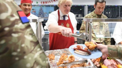 Johnsoni u shërben drekën e Krishtlindjeve ushtarëve britanikë