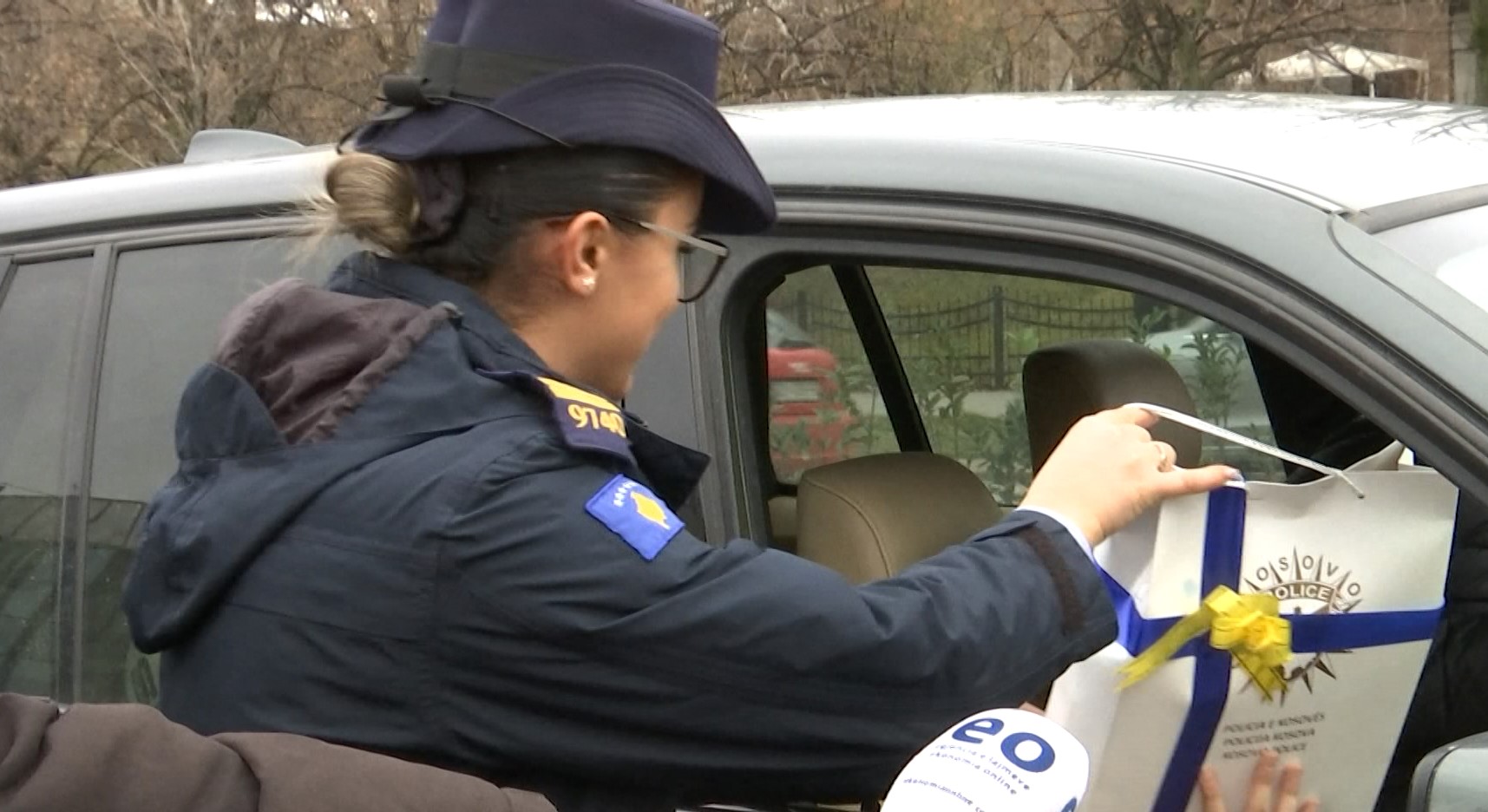 Policia me aksion për siguri në trafik, dhurata për fëmijët pasagjerë