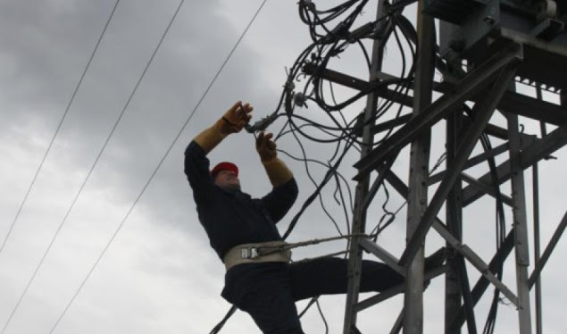 Godet kabllon e rrymës, lëndohet punëtori i KEDS-it dhe një pasagjere