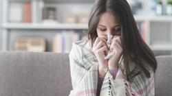 Si ndikon gjumi jo i mirë në rritjen e rrezikut nga prekja e gripit
