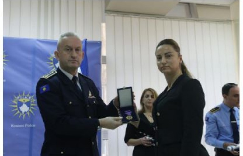 Gruaja e policit hero Izet Demaj nderohet me Medaljen për Mburojë të Policisë
