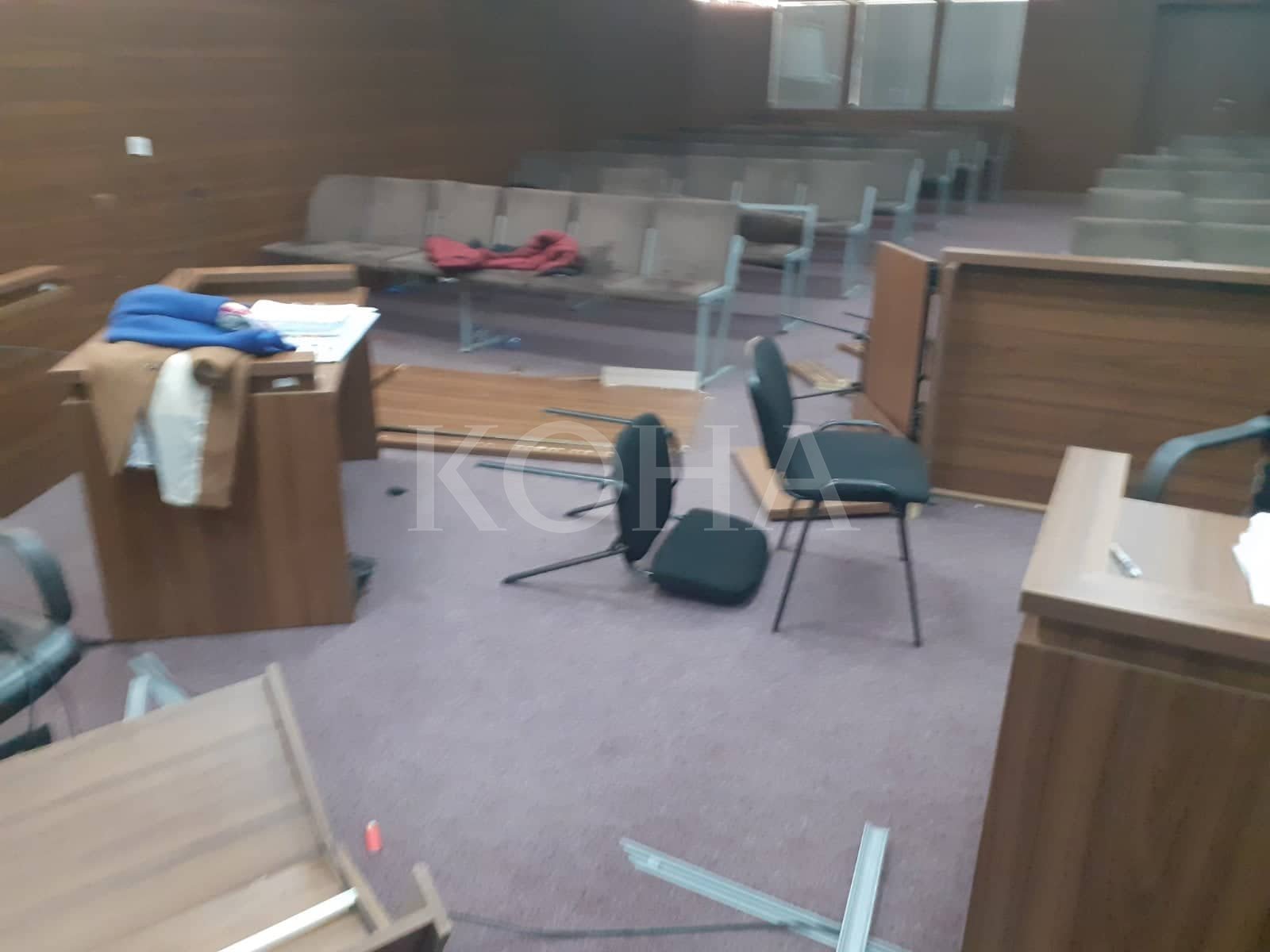 Familjarët e të ndjerit përleshen me të akuzuarit në gjykatë, 13 të shoqëruar në polici