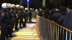 Protesta të dhunshme të opozitës proserbe kundër ligjit për komunitetet fetare në Mal të Zi