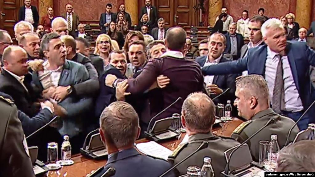 Përleshje fizike në Parlamentin e Serbisë për shkak të Ligjit për liritë fetare në Mal të Zi