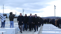 Në 28 vjetorin sulmit të parë, homazhe në kompleksin memorial “Adem Jashari”