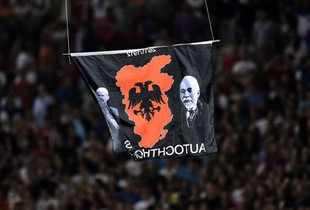 Flamuri “Autochthonous” që u shfaq në ndeshjen e vitit 2014 mes Serbisë dhe Shqipërisë në Beograd. Ndeshja qe ndërprerë pas tensioneve.