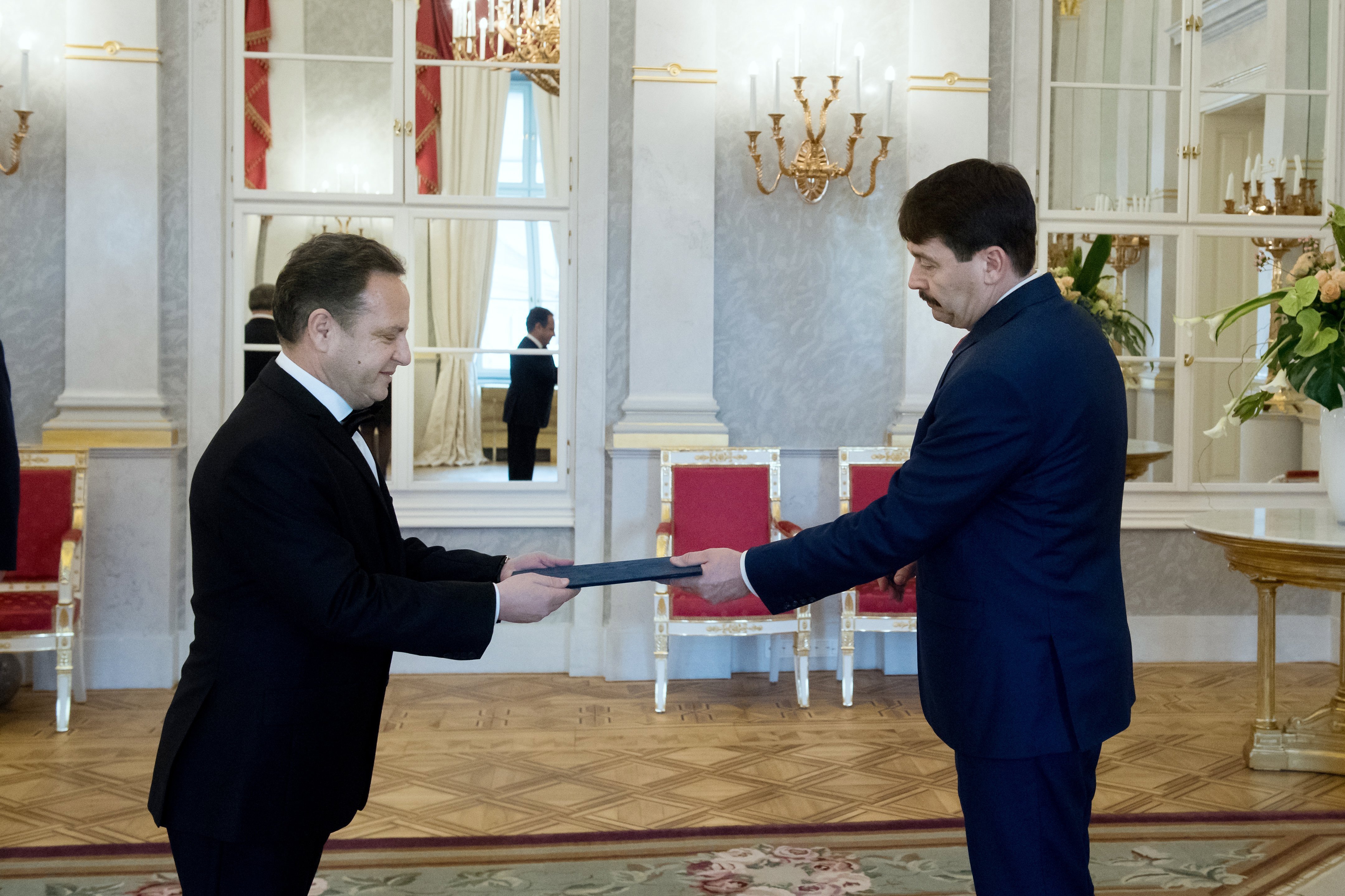 Ambasadori i Kosovës në Hungari, Shpend Kallaba, i dorëzon Letrat Kredenciale presidentit Áder